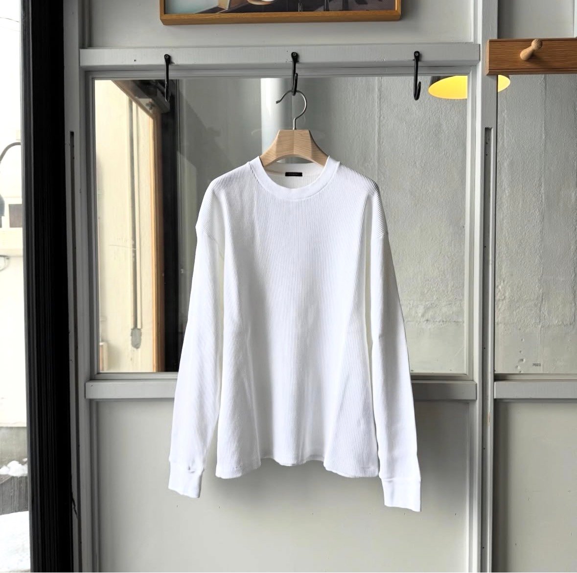 COMOLI コットンワッフル 長袖Tシャツ | Less Higashikawa