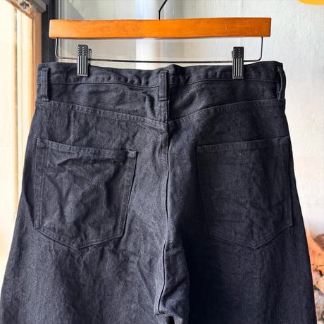 COMOLI　ブラックデニム テーパードパンツ