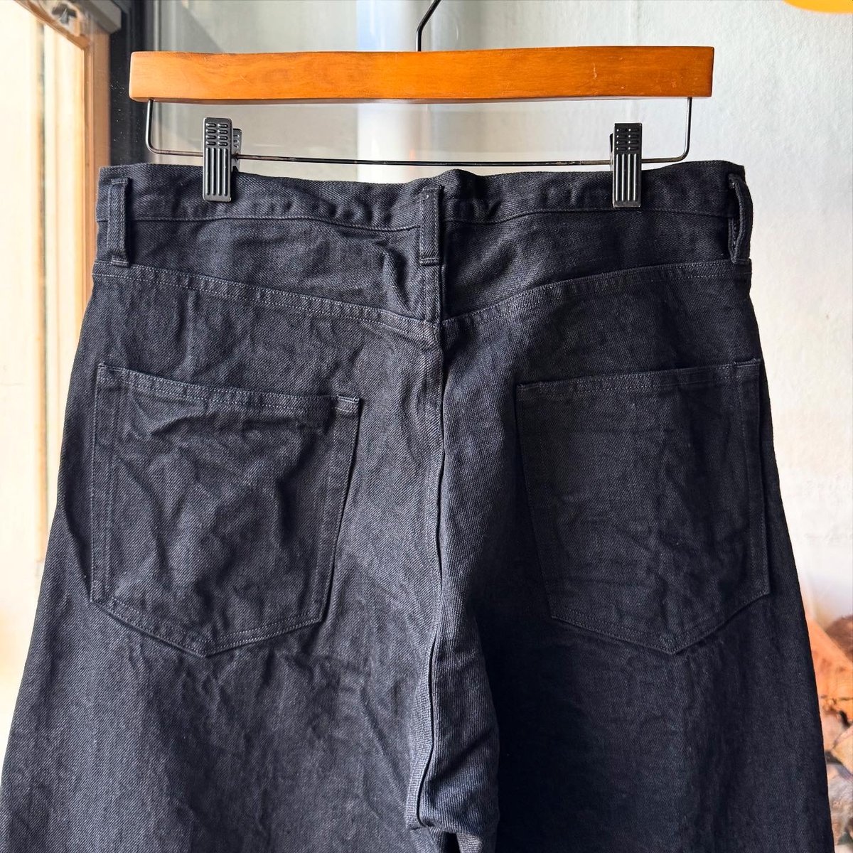 COMOLI ブラックデニム テーパードパンツ | Less Higashikawa