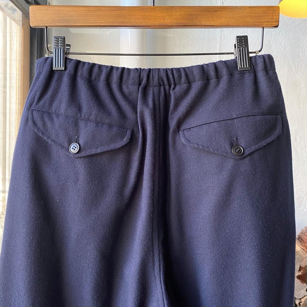 COMOLI ウールビエラ ドローストリングパンツ | Less Higashikawa