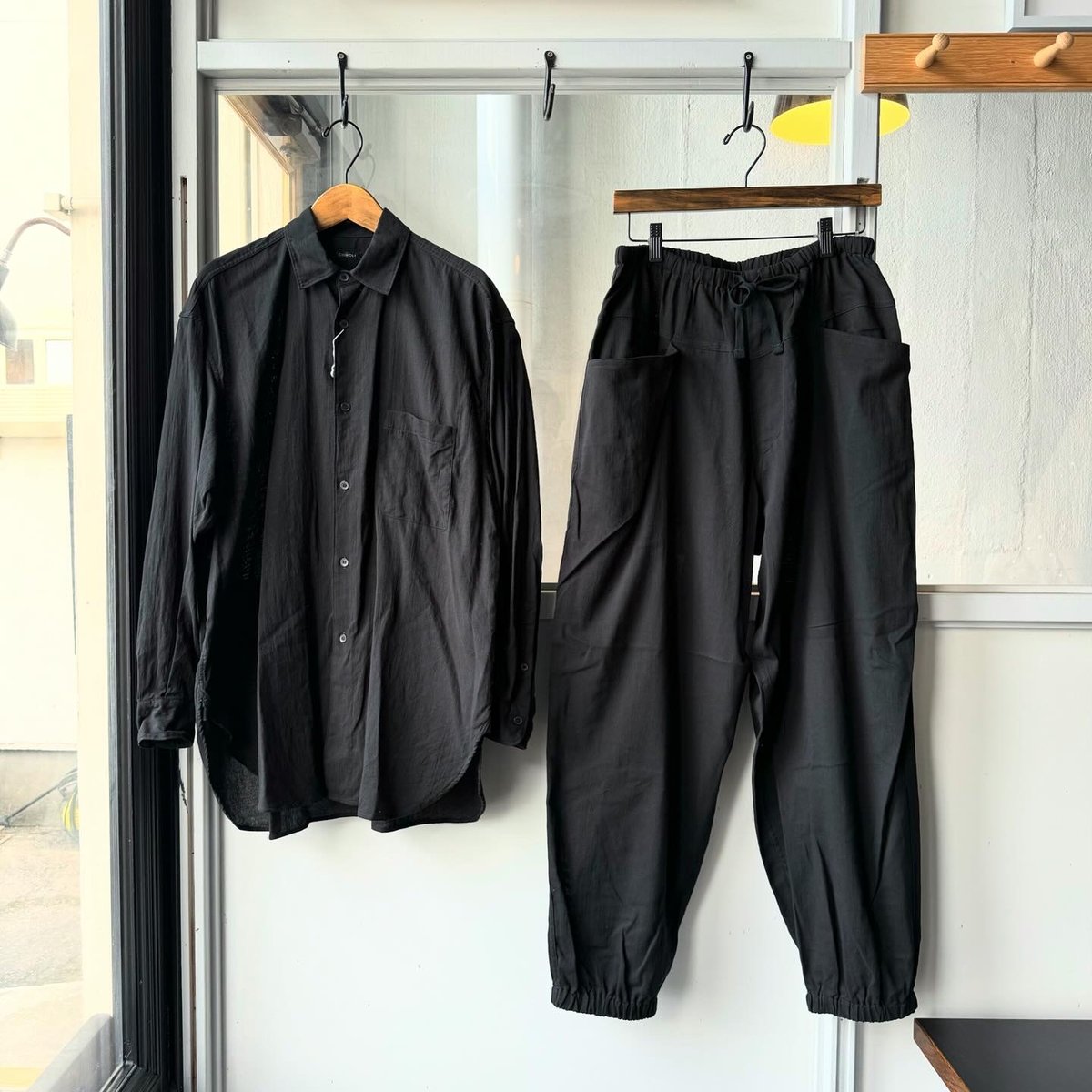 COMOLI オックス ドローストリングパンツ | Less Higashikawa COMOLI オックス ドローストリングパンツ | Less Higashikawa