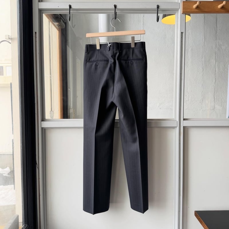 AURALEE BLUEFACED WOOL TWO-TUCK SLACKS | Less