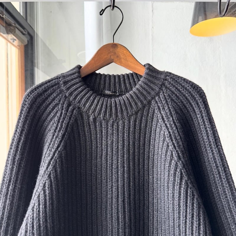 COMOLI カシミヤ和紙 ミリタリーニット | Less Higashikawa