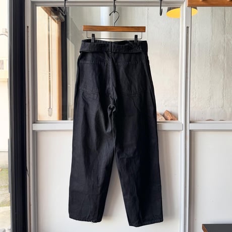 COMOLI　ブラックデニム ベルテッドパンツ