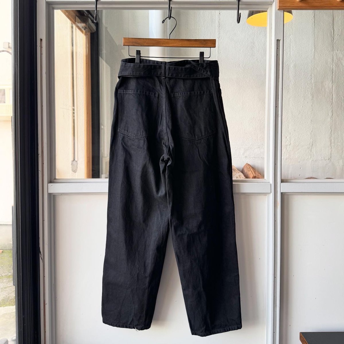 COMOLI ブラックデニム ベルテッドパンツ | Less Higashikawa