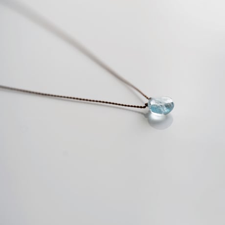 Margaret Solow 　Small Smooth Stone Necklace   Aquamarine