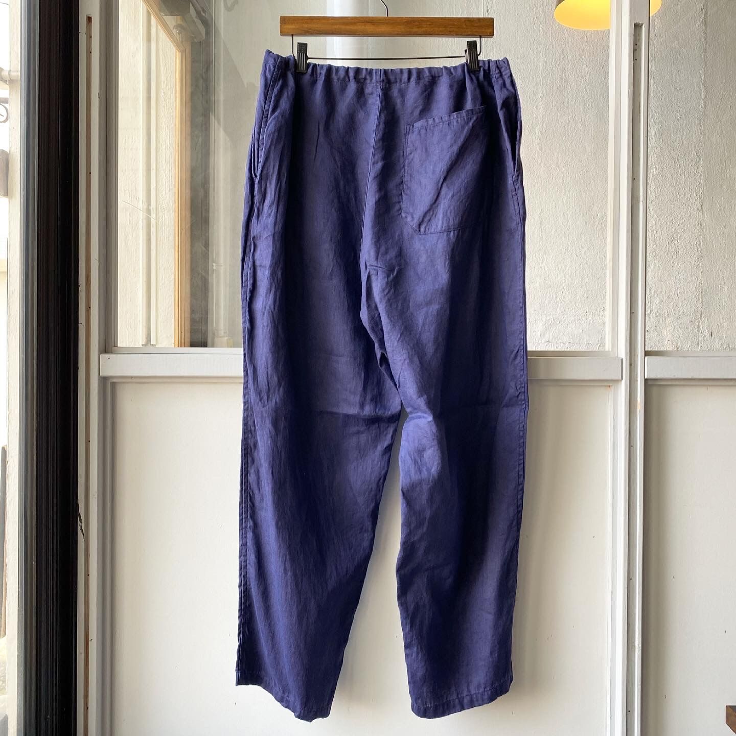COMOLI リネンWクロス ドローストリングパンツ | Less