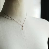 Margaret Solow 　 Enclosed XS Oval Rainbow Moonstone Necklace 18K