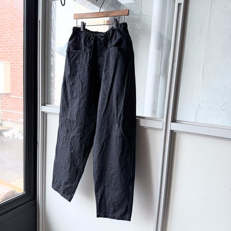 COMOLI　ブラックドリル テーパードパンツ