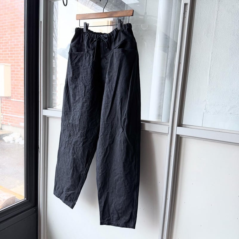 COMOLI ブラックドリル テーパードパンツ | Less Higashikawa