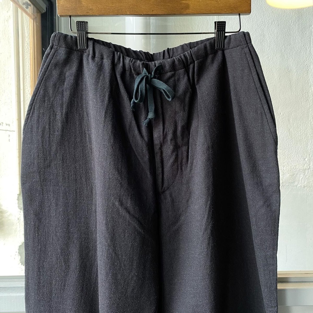 COMOLI ウールビエラ ドローストリングパンツ | Less Higashikawa