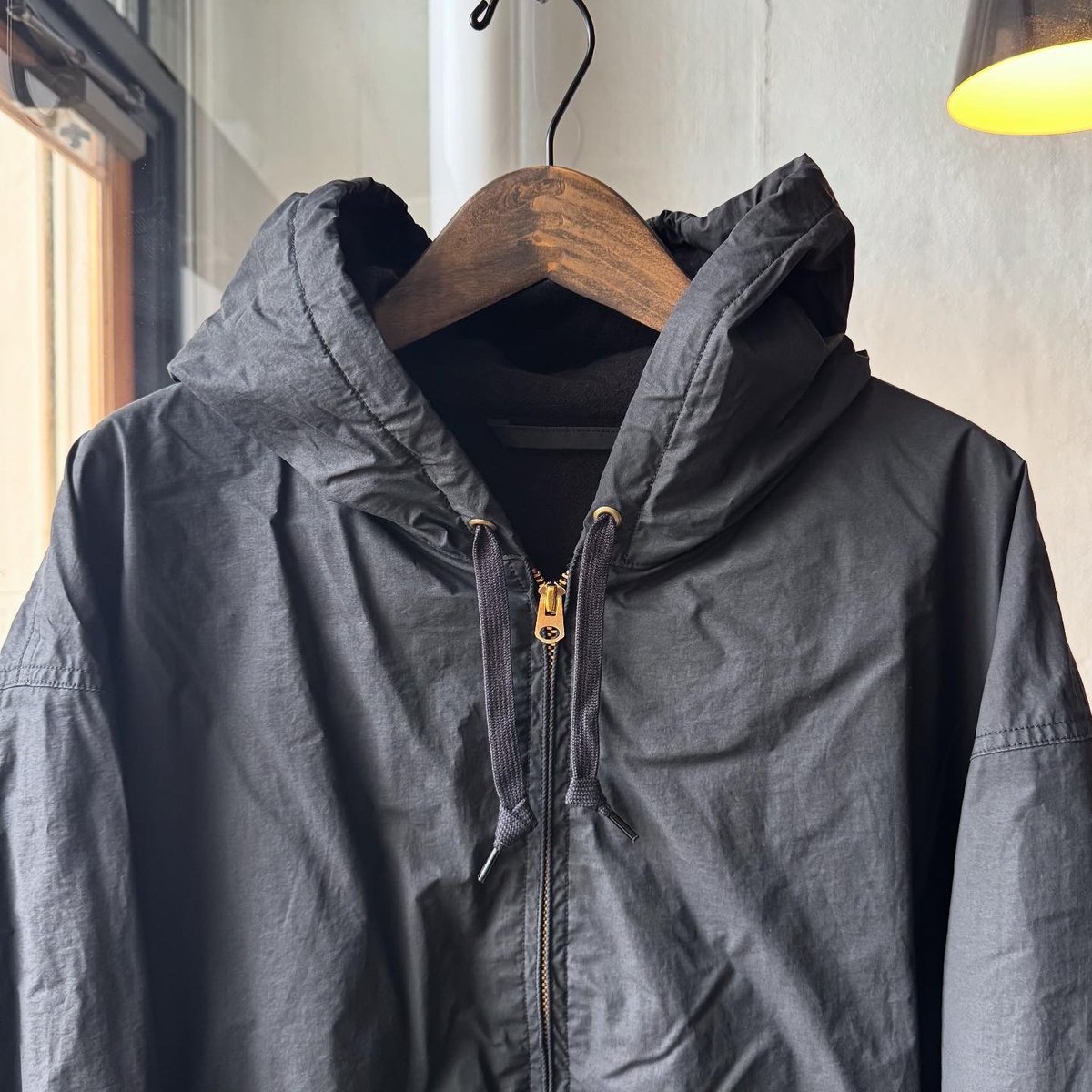 COMOLI コットンナイロン ジップパーカ | Less Higashikawa