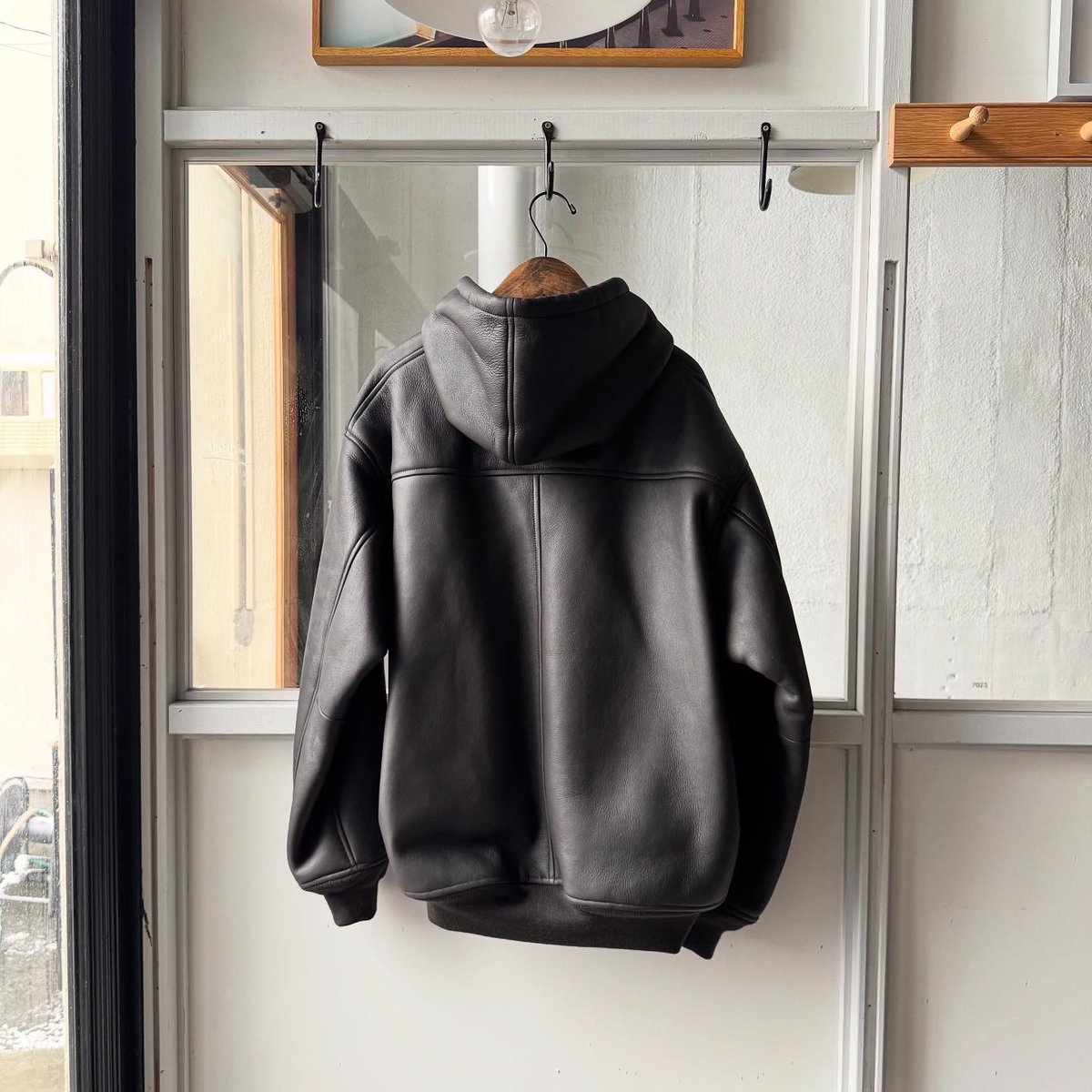 COMOLI シープスキン ジップパーカ | Less Higashikawa