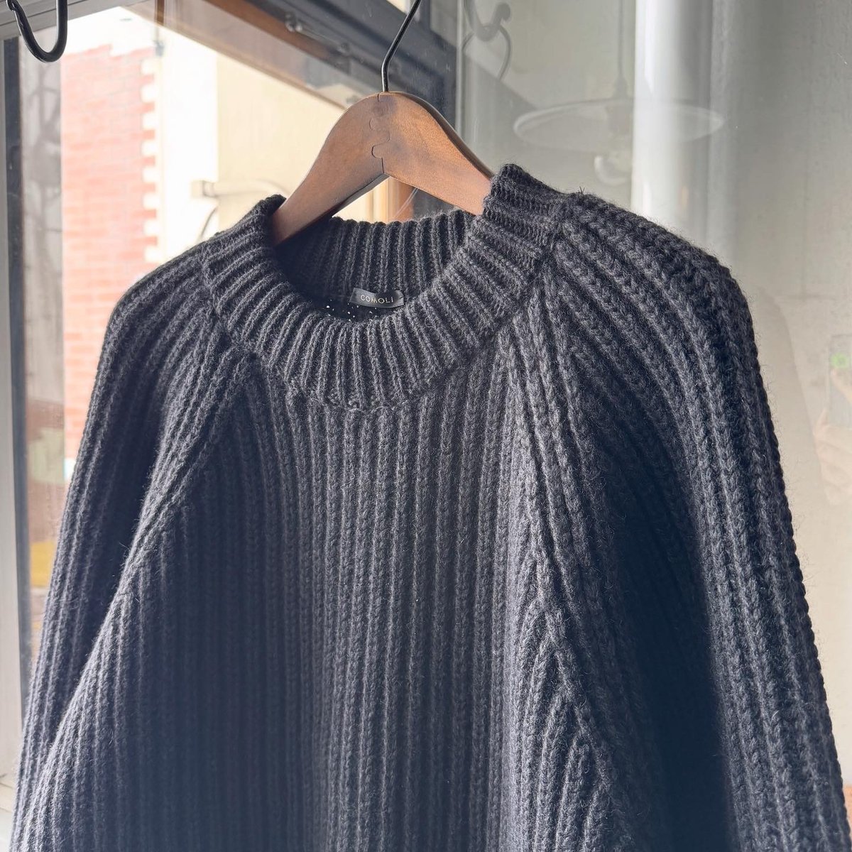 COMOLI カシミヤ和紙 ミリタリーニット | Less Higashikawa