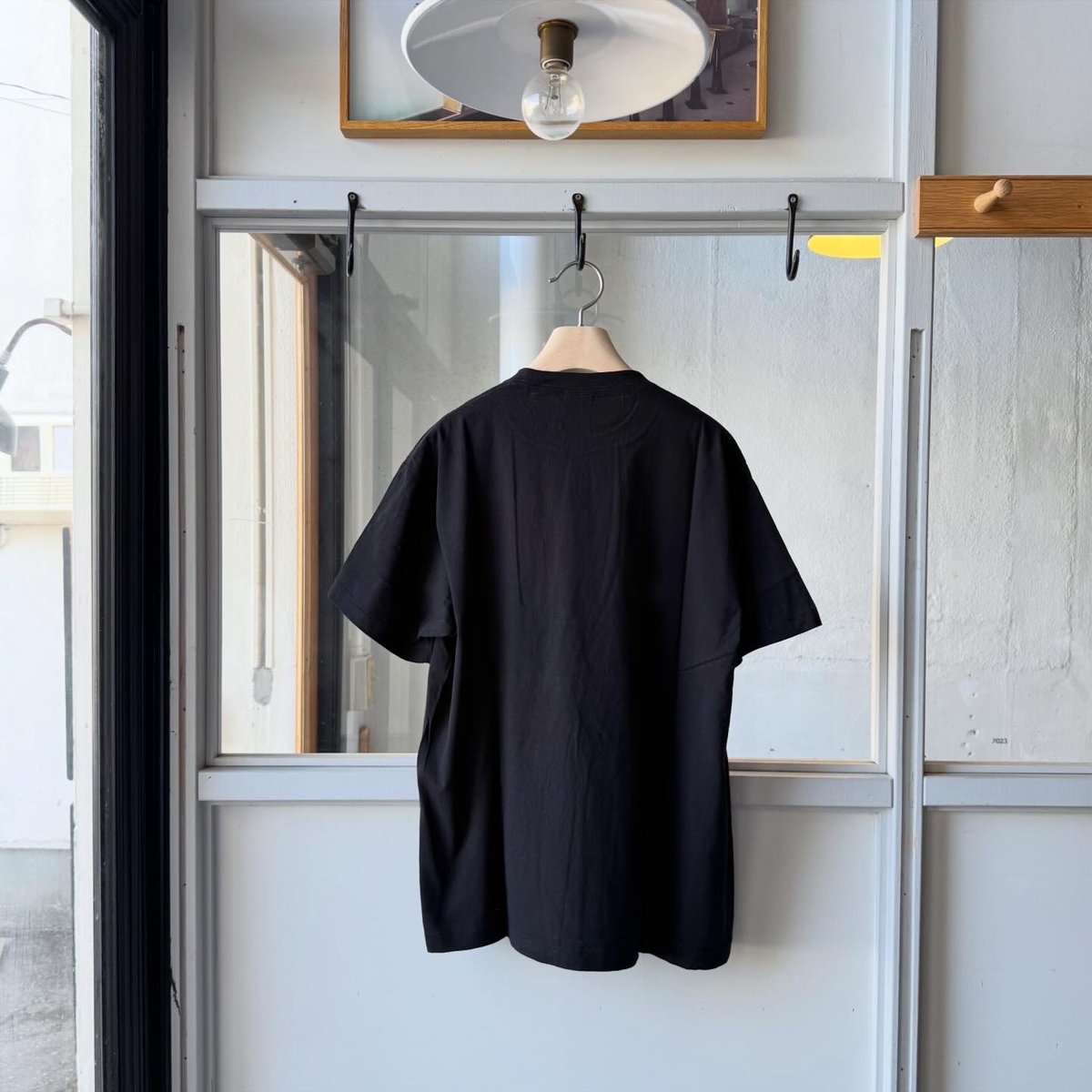 COMOLI サープラス Tシャツ | Less Higashikawa
