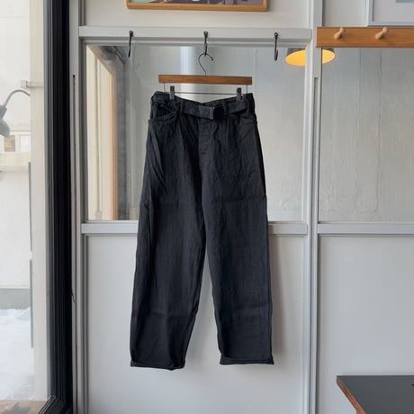 COMOLI 　デニム ベルテッドパンツ