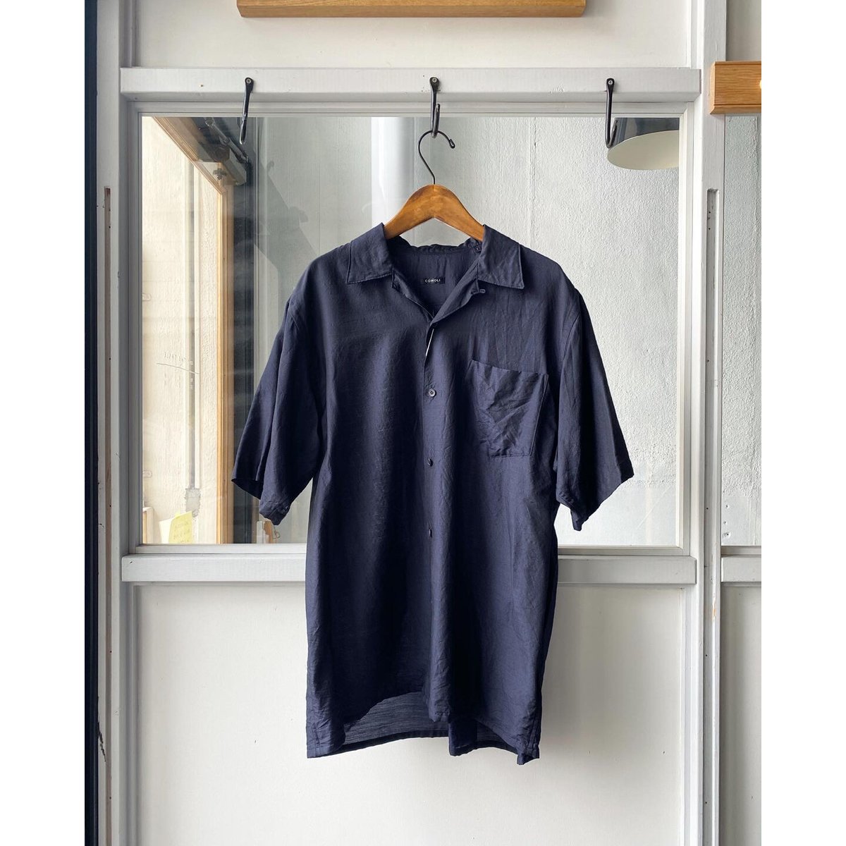 COMOLI ウールシルク オープンカラーシャツ | Less Higashikawa