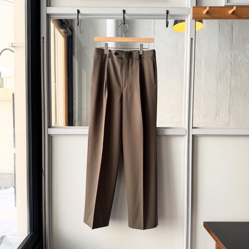 AURALEE LIGHT WOOL MAX GABARDINE TWO-TUCK SLACK