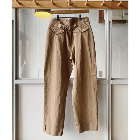 COMOLI 製品染バックストラップパンツ