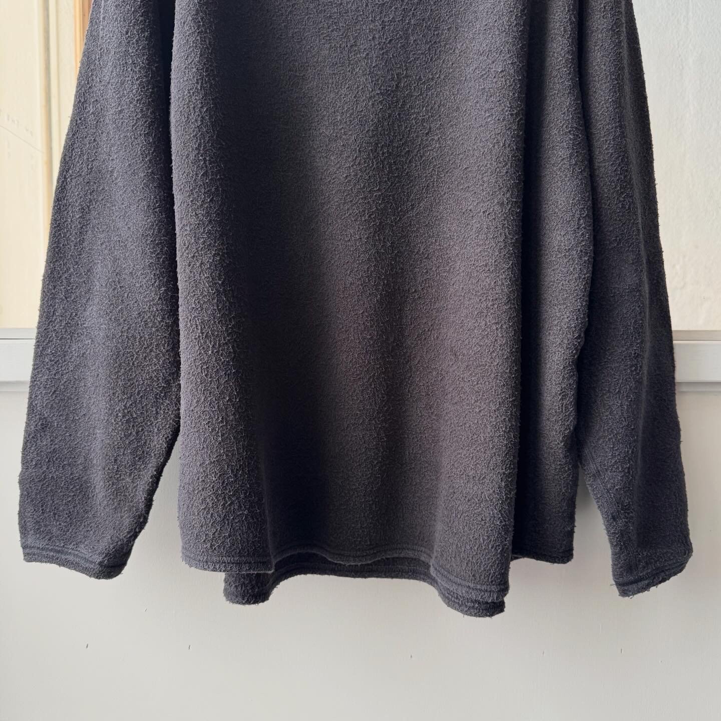 COMOLI フリース クルーネック | Less