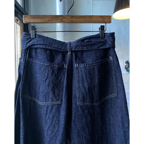 COMOLI 　デニム ベルテッドパンツ
