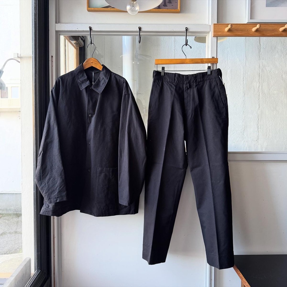 COMOLI ポストワークツイル パンツ | Less Higashikawa