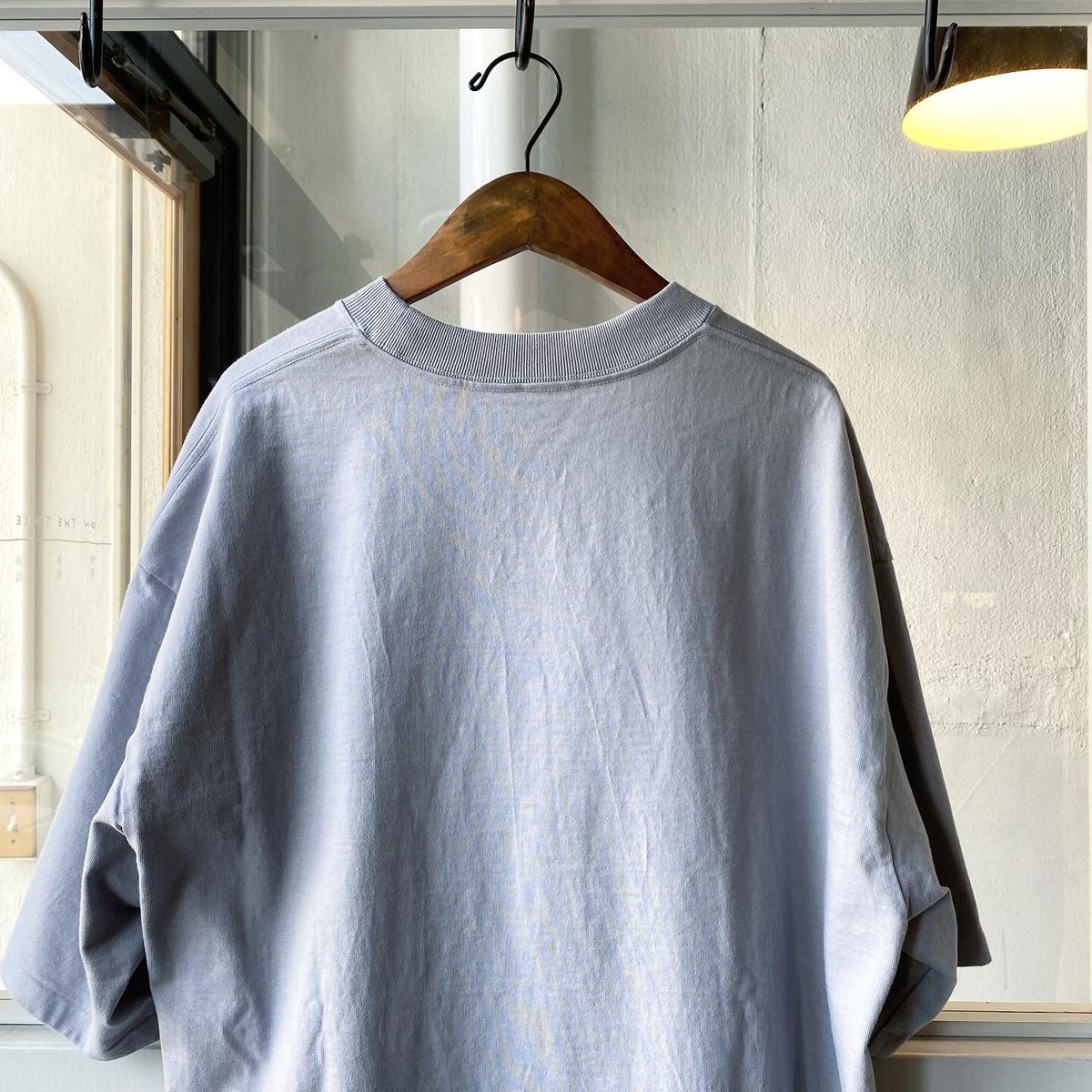 【AURALEE】スタンドアップ半袖Tシャツ - ライトカーキ AURALEE / オーラリー | STAND-UP TEE (メンズ) - Light Khaki