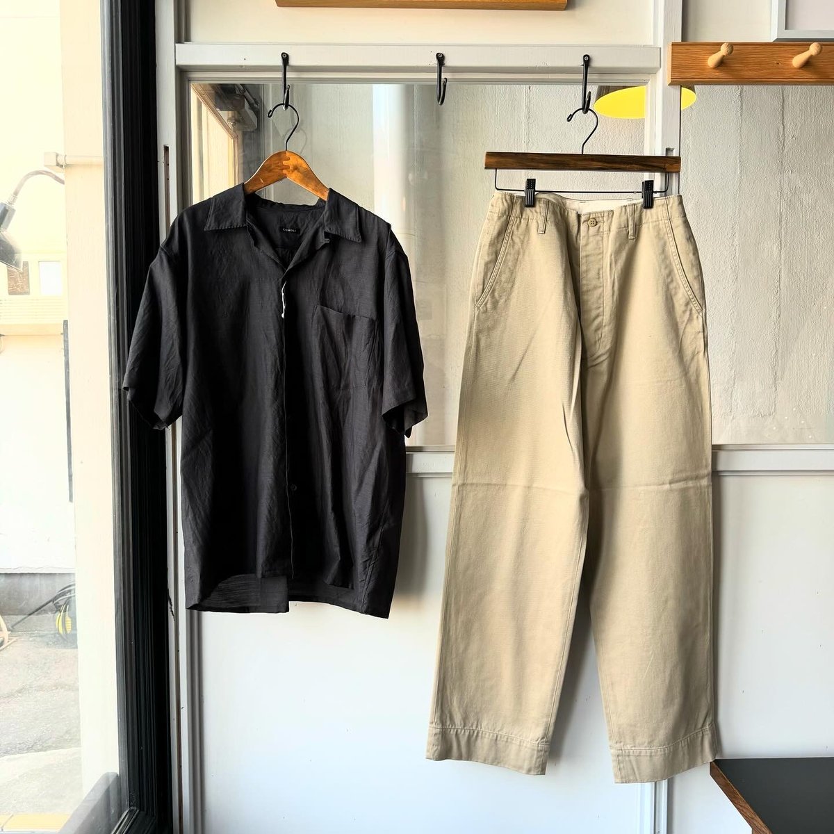 COMOLI KHAKI チノパンツ | Less Higashikawa COMOLI KHAKI チノパンツ | Less Higashikawa