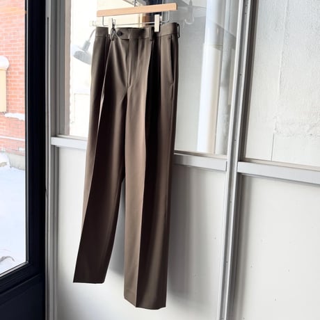 AURALEE　LIGHT WOOL MAX GABARDINE TWO-TUCK SLACKS
