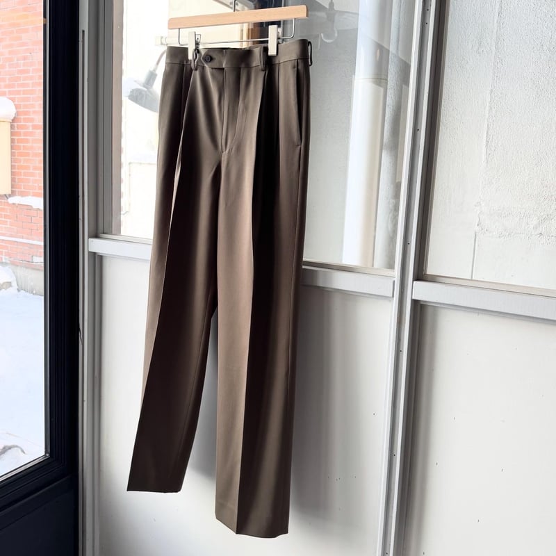 AURALEE LIGHT WOOL MAX GABARDINE TWO-TUCK SLACK