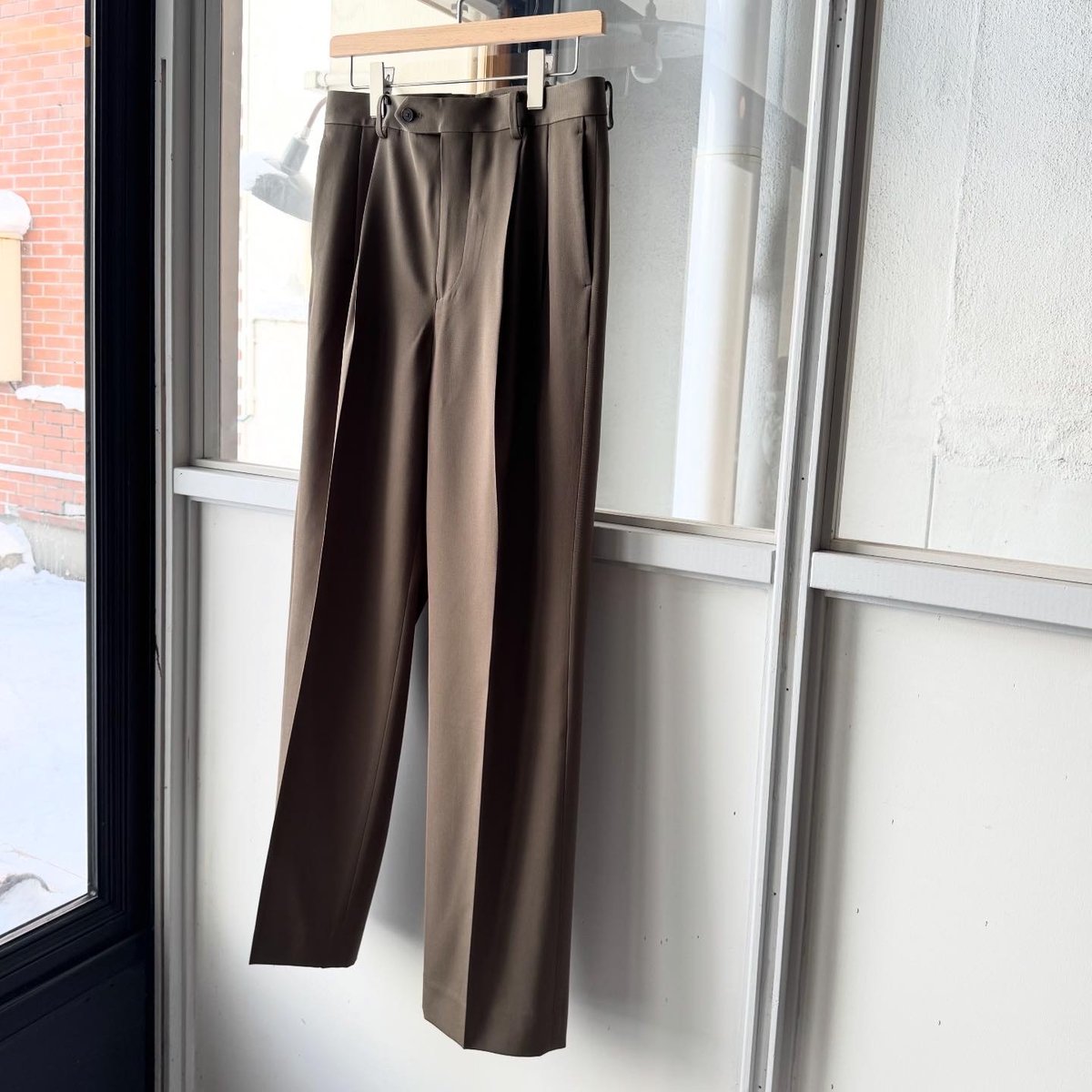 AURALEE LIGHT WOOL MAX GABARDINE TWO-TUCK SLACK