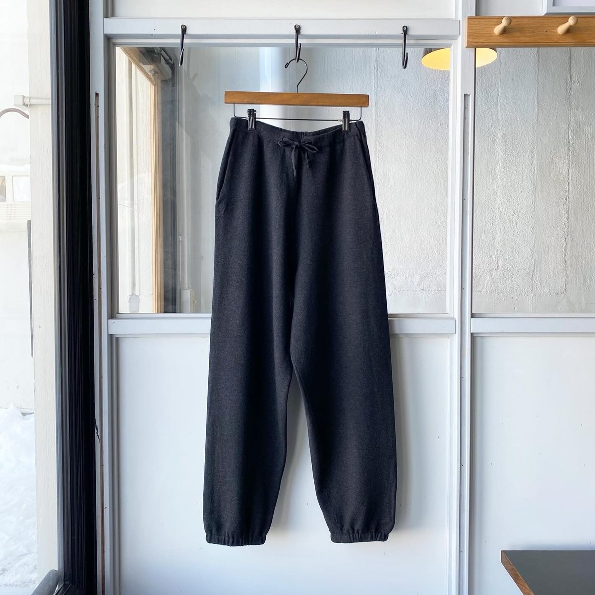 COMOLI ウール和紙 ニットパンツ | Less Higashikawa