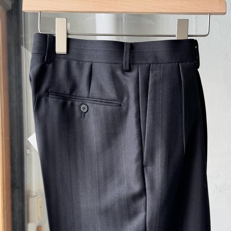 AURALEE BLUEFACED WOOL TWO-TUCK SLACKS | Less