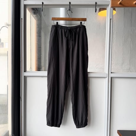 COMOLI　シルク製品染 ドローストリングパンツ