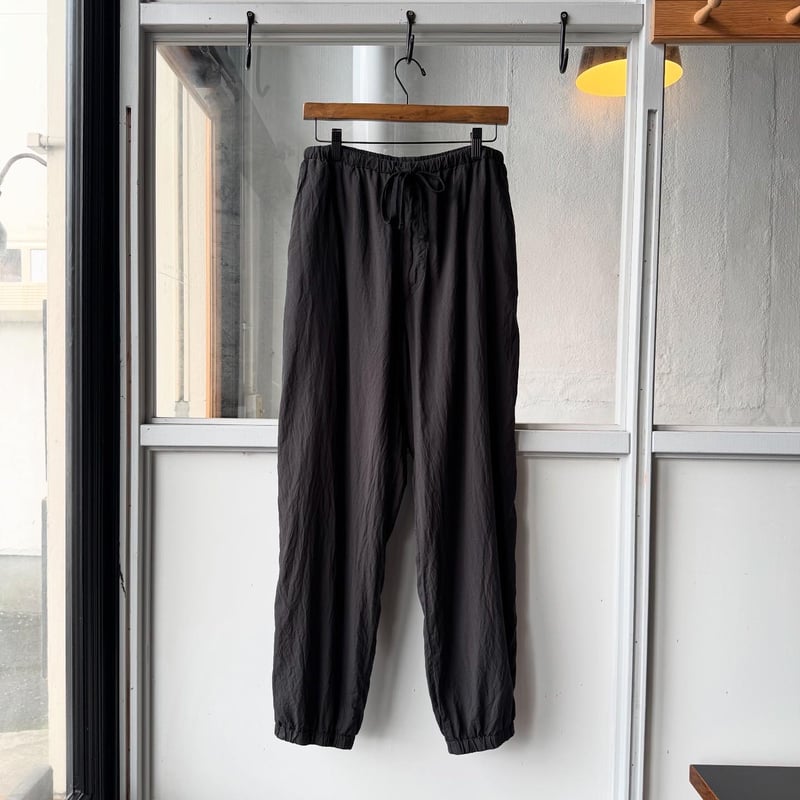 コモリ comoli製品染めドローストリングパンツ (BLACK) 23AW COMOLI | 製品染ドローストリングパンツ（black）- BARD