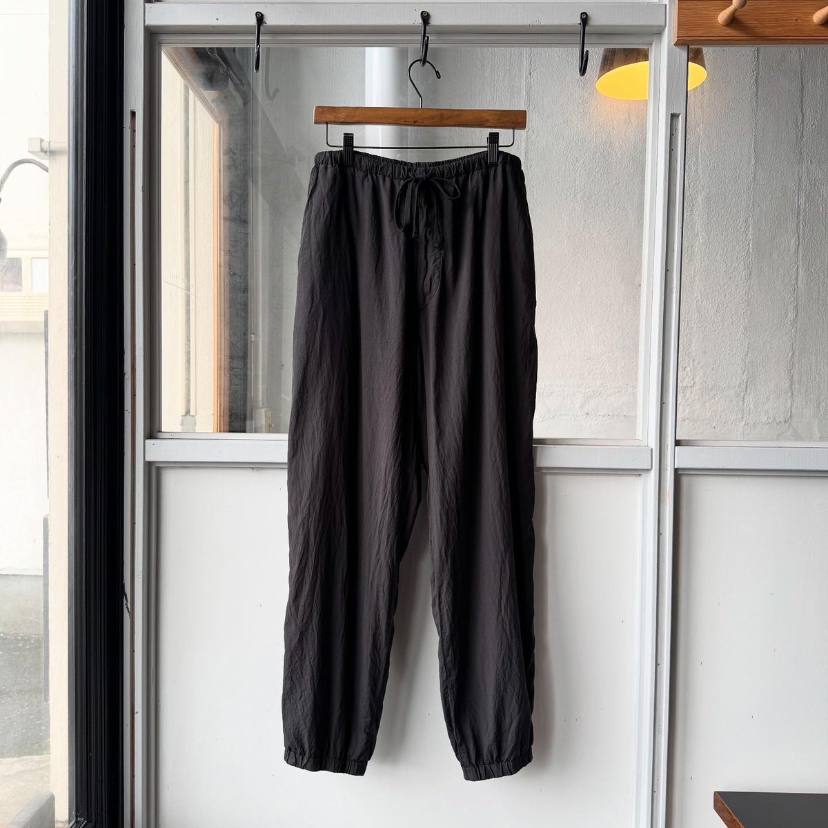 comoli 製品染めドローストリングパンツ COMOLI (コモリ) 製品染 ドローストリングパンツ