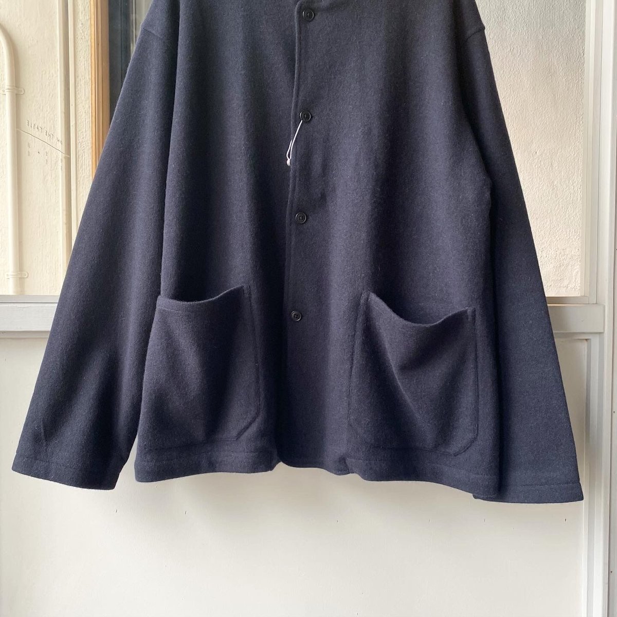COMOLI カシミヤ スタンドカラーニットジャケット | Less COMOLI カシミヤ スタンドカラーニットジャケット | Less