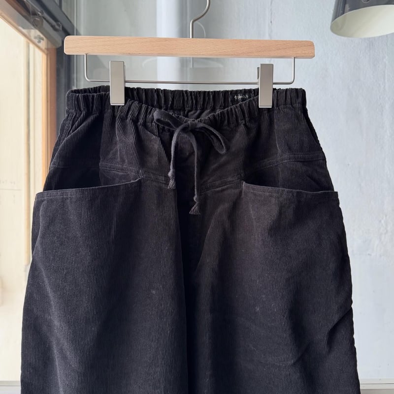 COMOLI コーデュロイ ドローストリングパンツ | Less Higashikawa
