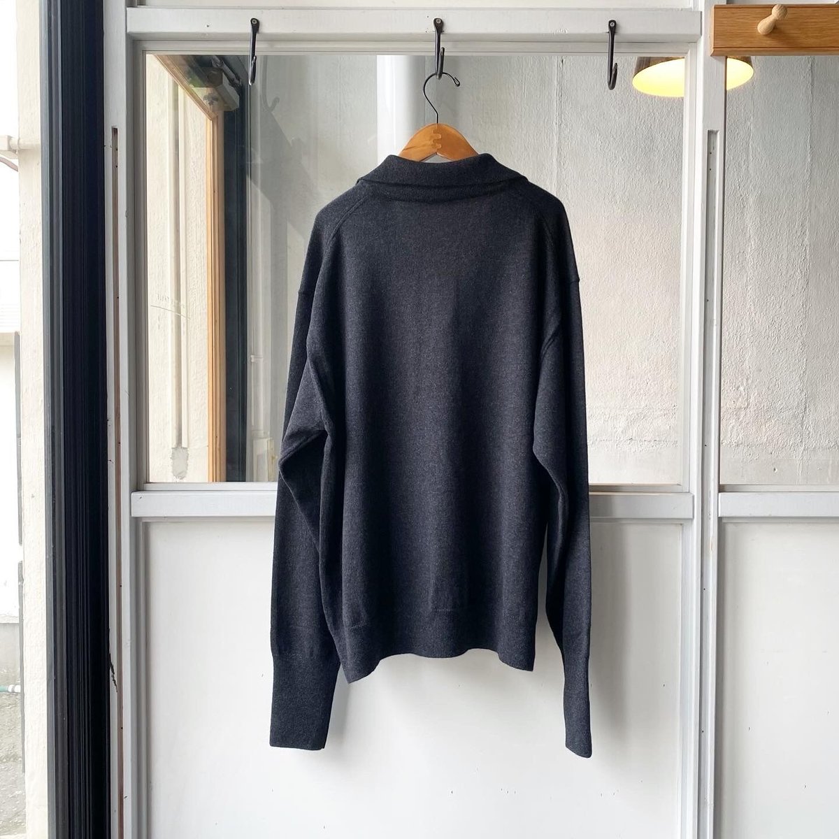 COMOLI カシミヤ スキッパーニット | Less Higashikawa