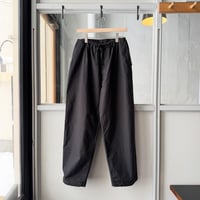COMOLI 強縮ウール ドローストリングパンツ | Less Higashikawa