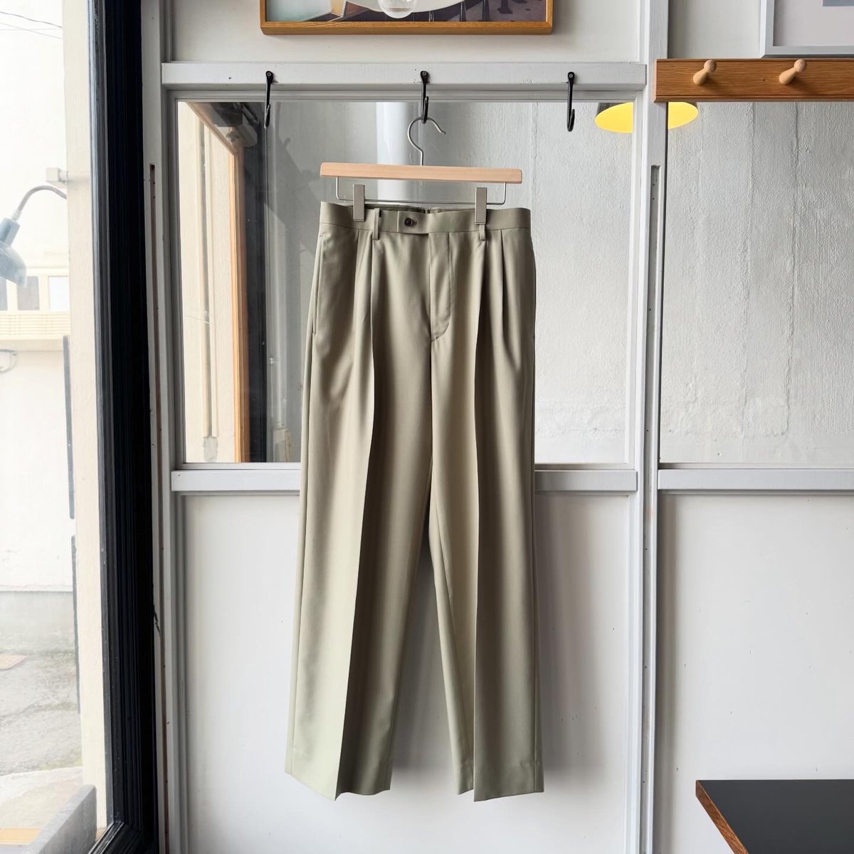 AURALEE ULTRA FINE TROPICAL WOOL TWO-TUCK SLACK
