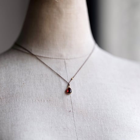 Margaret Solow 　 Enclosed Pear Shape Garnet Necklace 18K