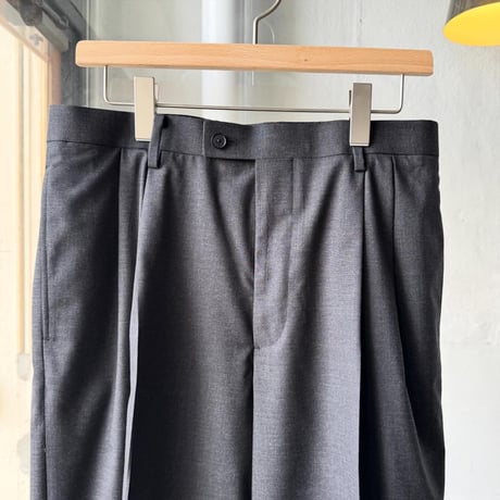 AURALEE　ULTRA FINE TROPICAL WOOL TWO-TUCK SLACKS