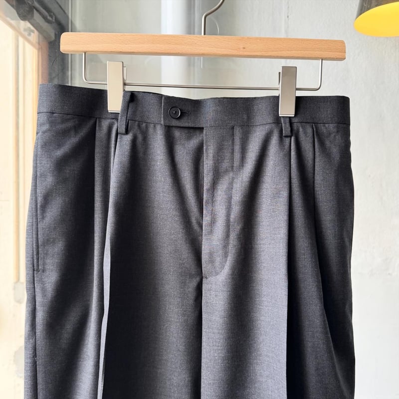 AURALEE ULTRA FINE TROPICAL WOOL TWO-TUCK SLACK
