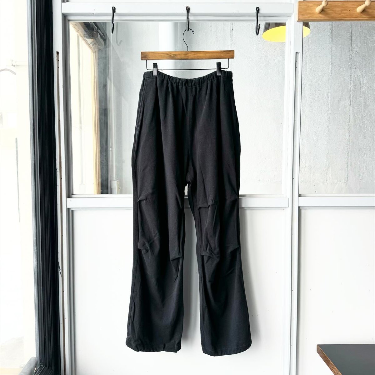 COMOLI コットンジャージ ニータックパンツ | Less Higashikawa COMOLI コットンジャージ ニータックパンツ | Less Higashikawa