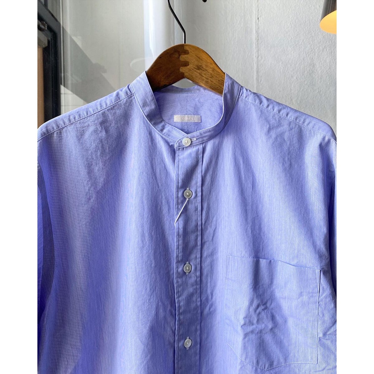 COMOLI バンドカラーシャツ SAX STRIPE | Less Higashikawa