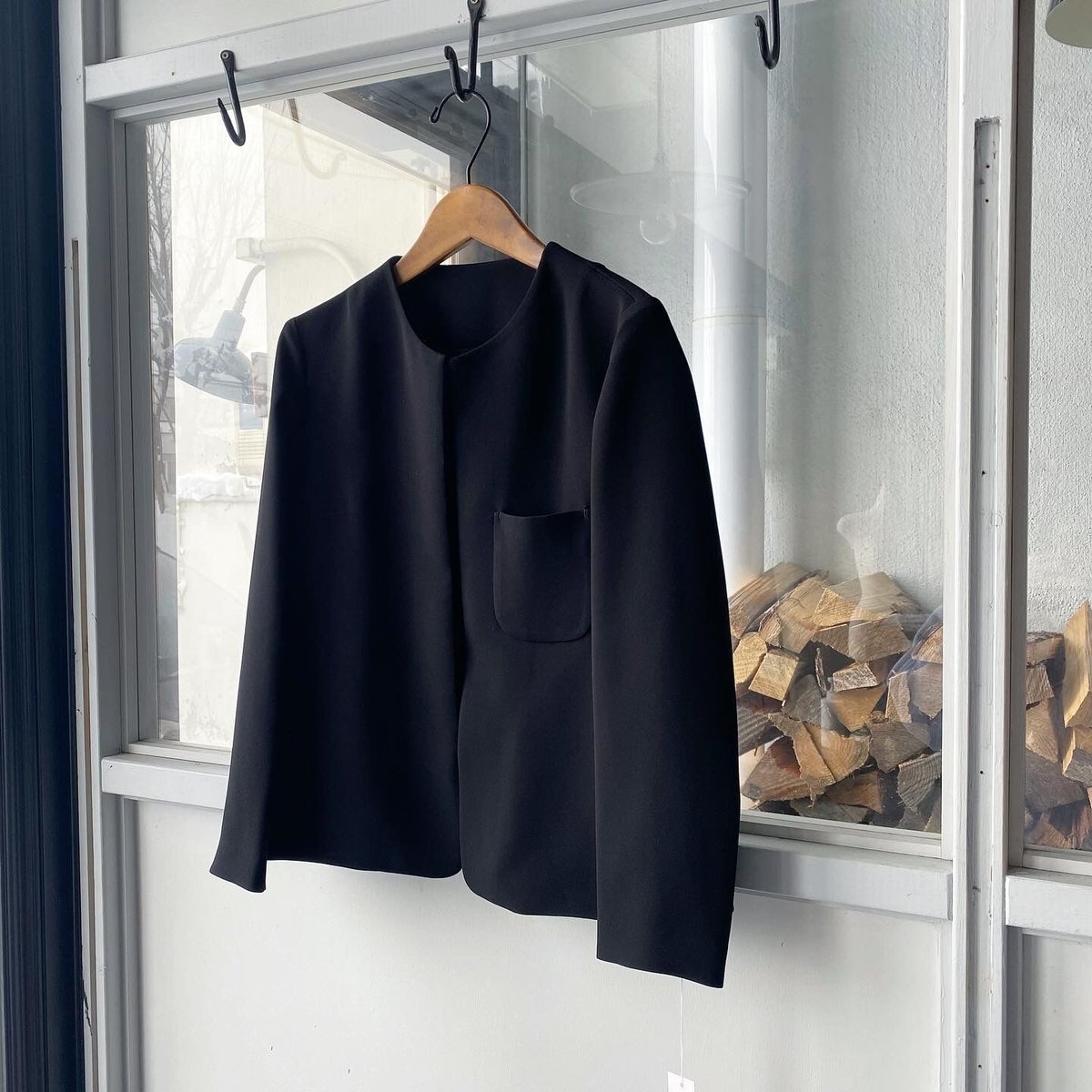 ゴーシュ ストレッチブラック ノーカラージャケット | Less