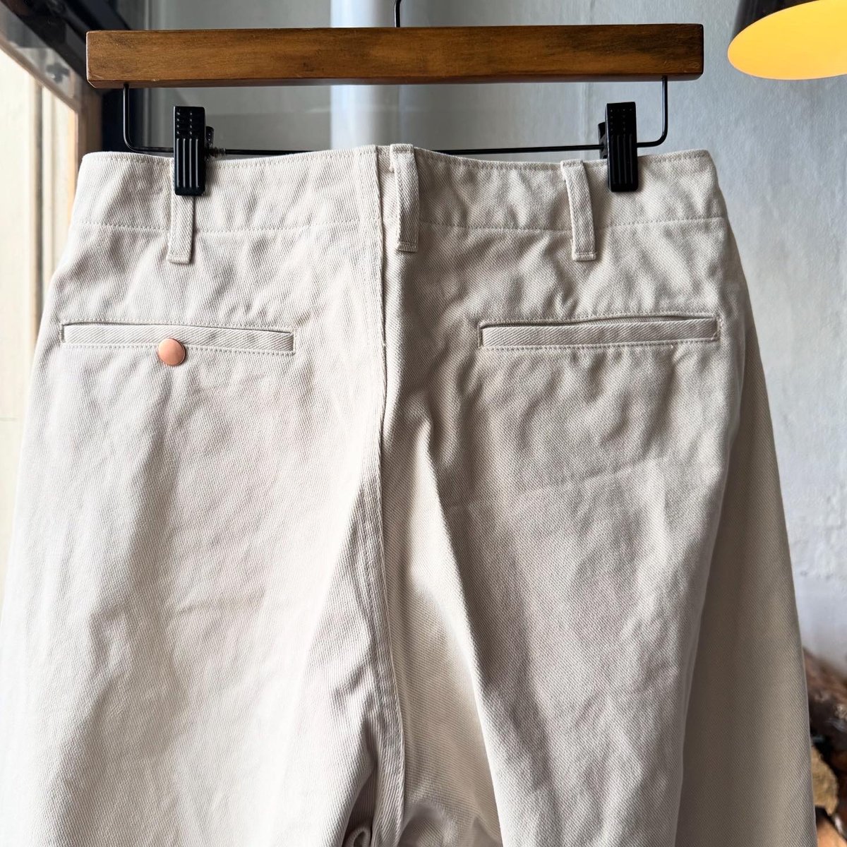 COMOLI コットンツイル ワークパンツ | Less Higashikawa