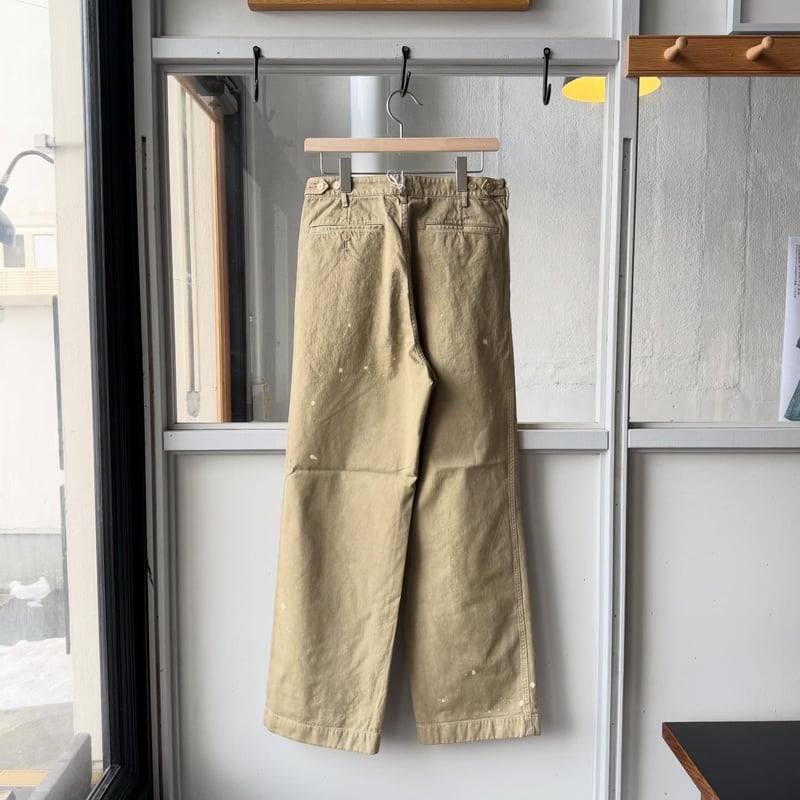 AURALEE GARMENT-DYED FINX LIGHT CHINO ONE-TUCK