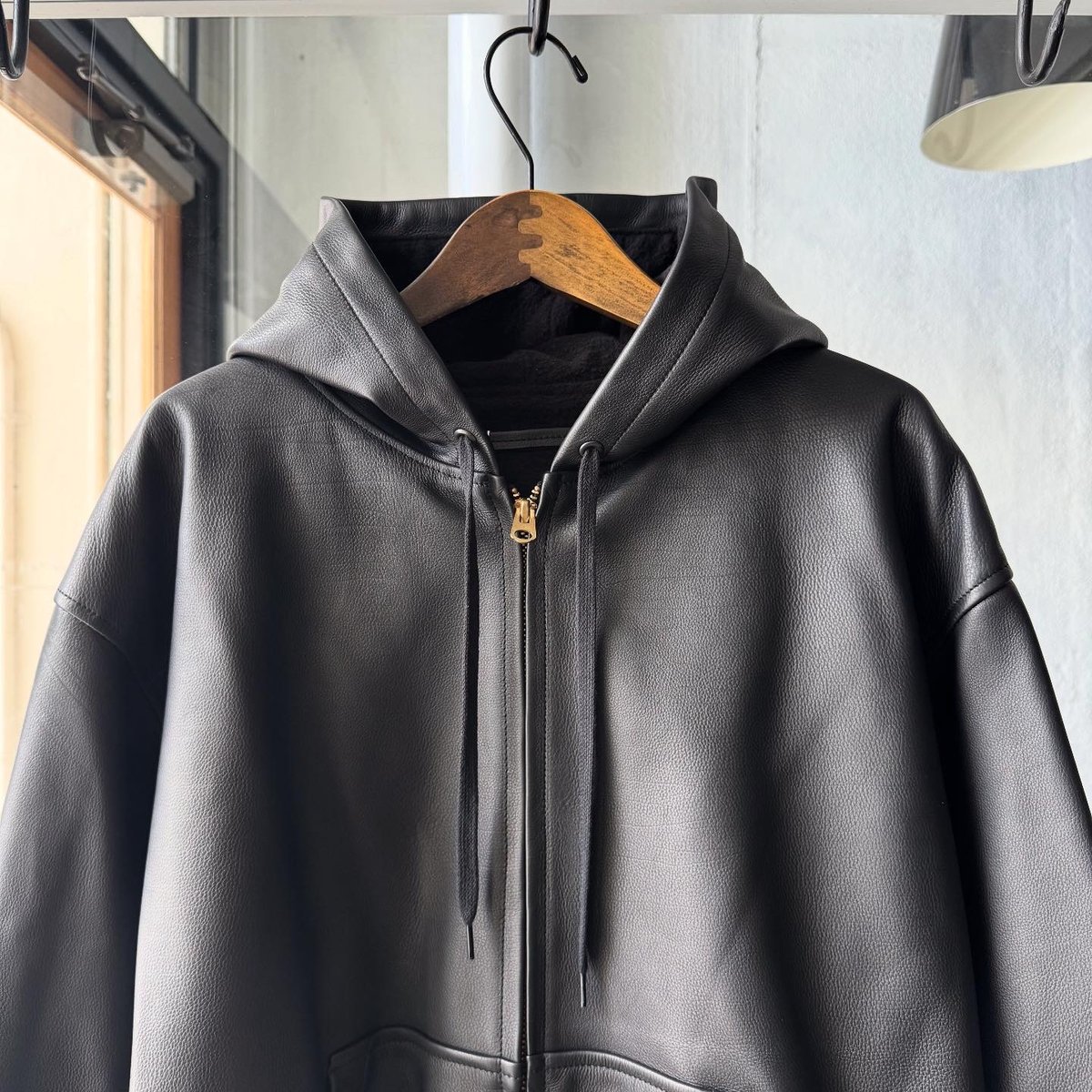 COMOLI カーフスキン ジップパーカ | Less Higashikawa